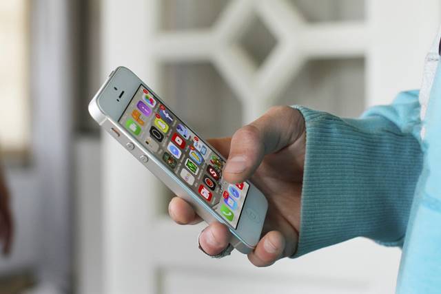 osoba sprawdzająca cos w telefonie mobilnym
