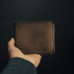 ręka trzymająca portfel