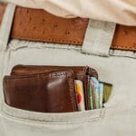 portfel w tylnej kieszeni męskich spodni