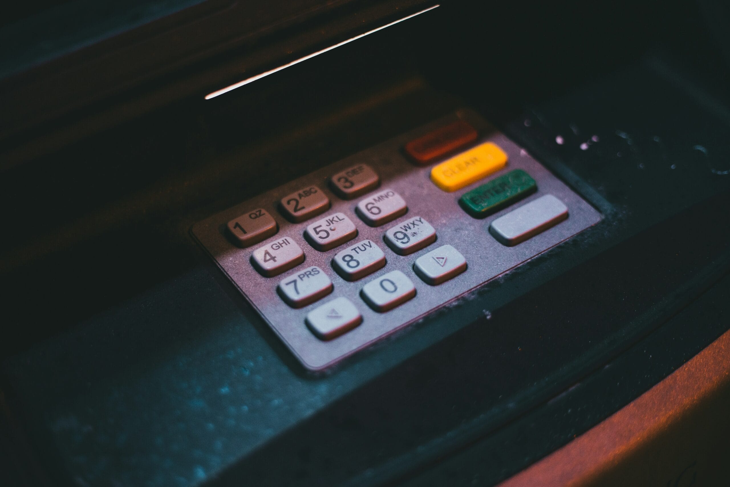 Wypłata z bankomatu bez karty. Czy transakcje zbliżeniowe i BLIK są bezpieczne?